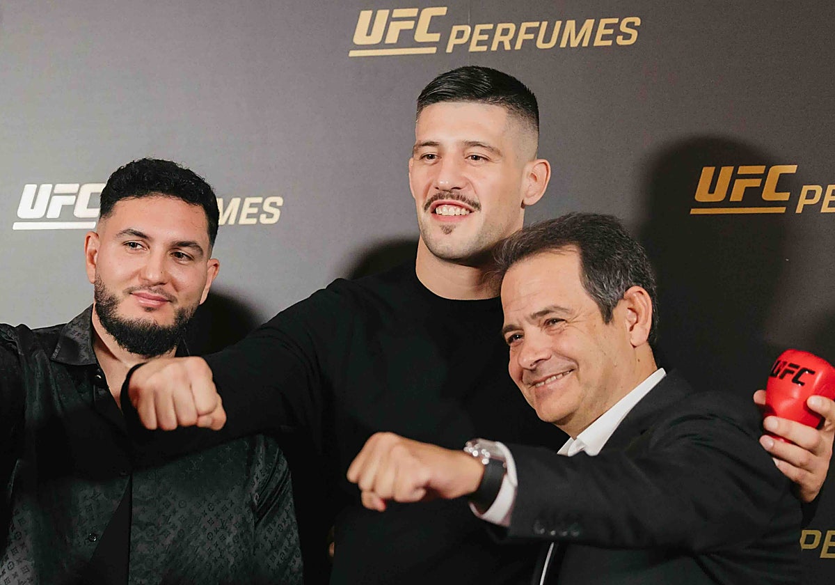 Joel Álvarez, junto a Omar Montes y el perfumista Jordi Fernández