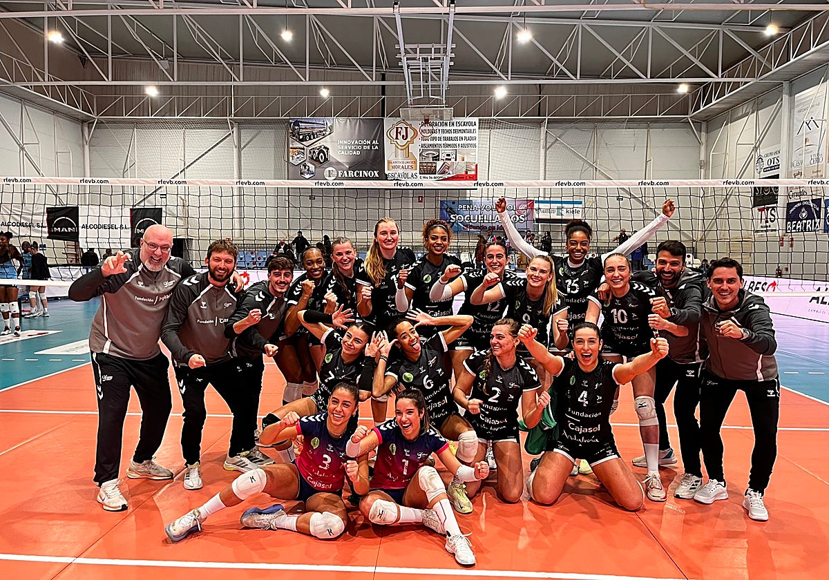 La plantilla del Fundación Cajasol Andalucía celebra el triunfo en Socuéllamos