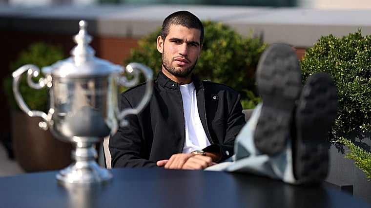 Carlos Alcaraz posa com o troféu do US Open