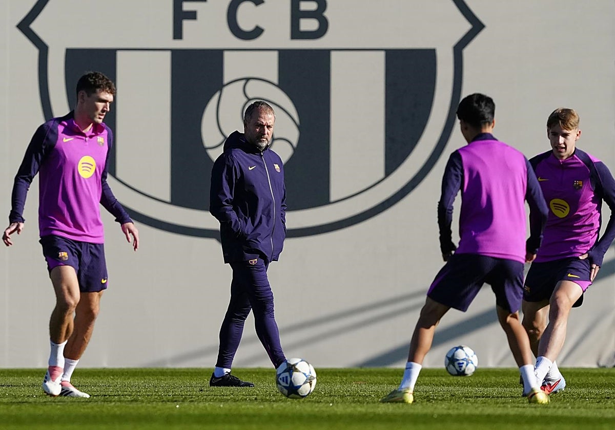 Hansi Flick dirige el entrenamiento de este lunes