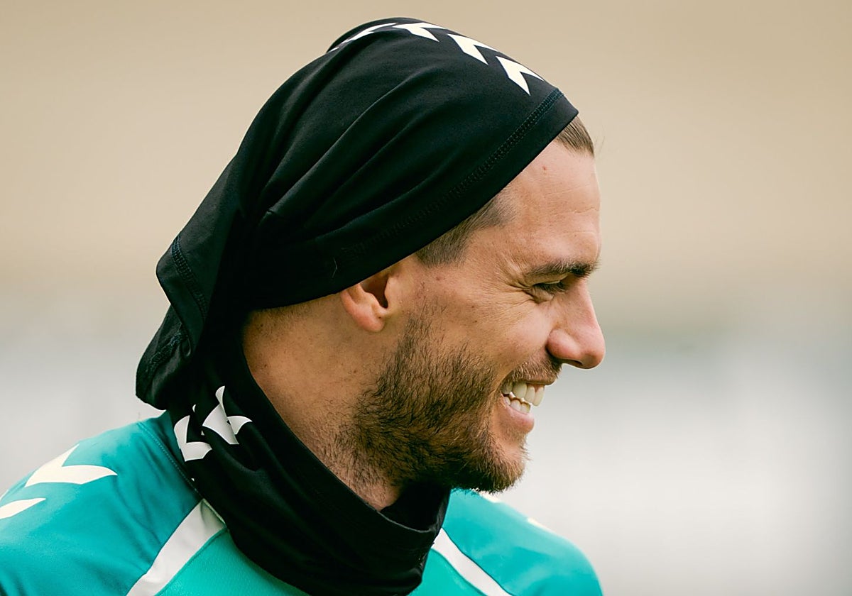 Lo Celso sonríe en el entrenamiento del Betis previo al duelo ante el Barcelona