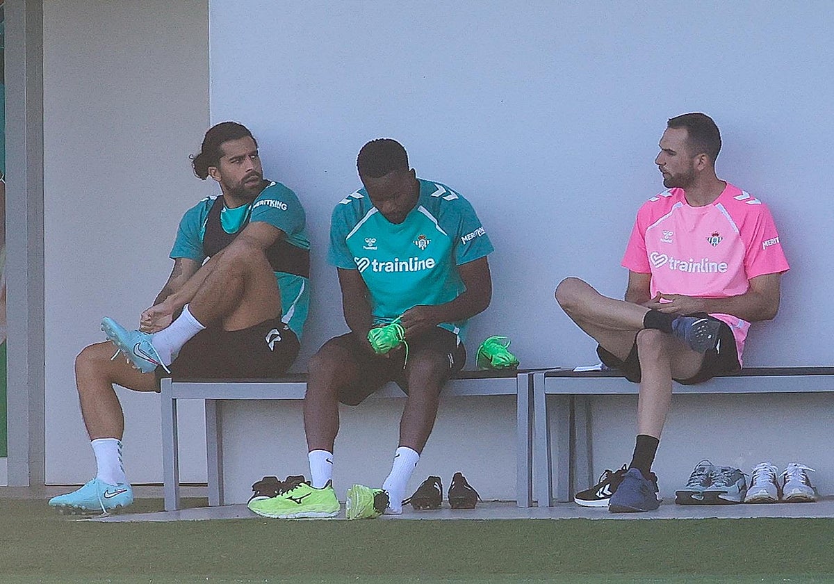 Ricardo Rodríguez y Bakambu se colocan las botas junto a Pau López