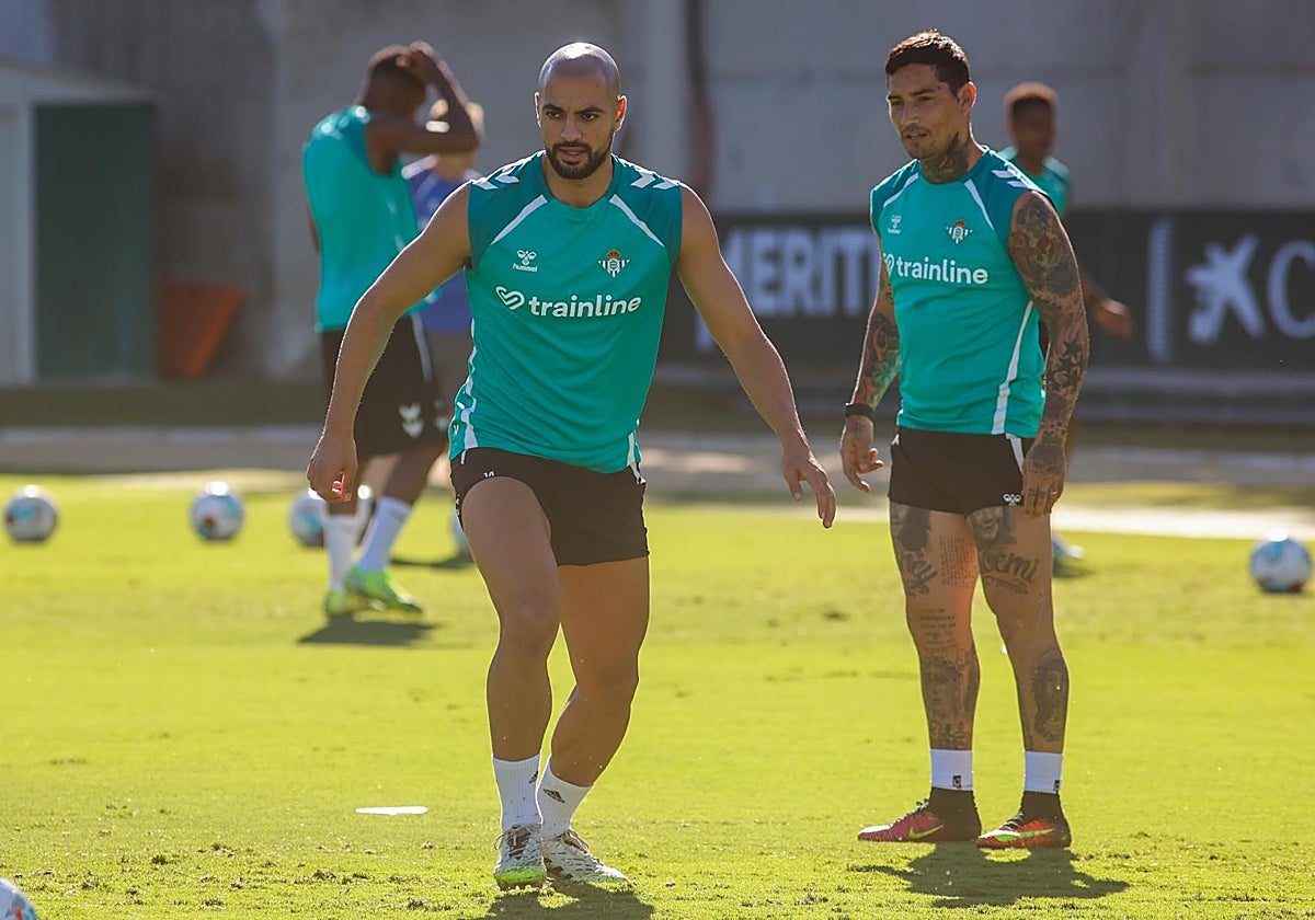 Amrabat, ante el Chimy Ávila, en un entrenamiento del Betis