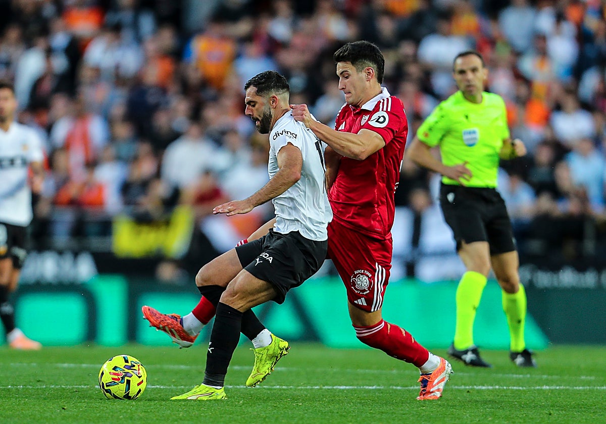 Andrés Castrín trata de robarle la pelota a Luis Rioja