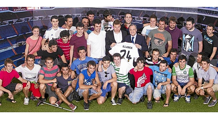 Illarramendi y los amigos de su cuadrilla posan con Florentino Pérez el día en que fue presentado como jugador del Real Madrid, en julio de 2013