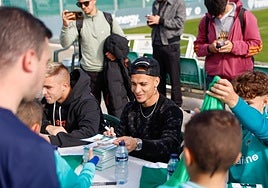El sorteo de la Copa del Rey se 'cuela' en la tradicional convivencia navideña del Betis con los equipos de cantera