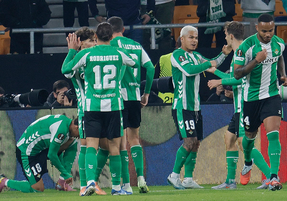 Los futbolistas del Betis, celebrando uno de los goles al FC Utrecht en el estadio de la Cartuja