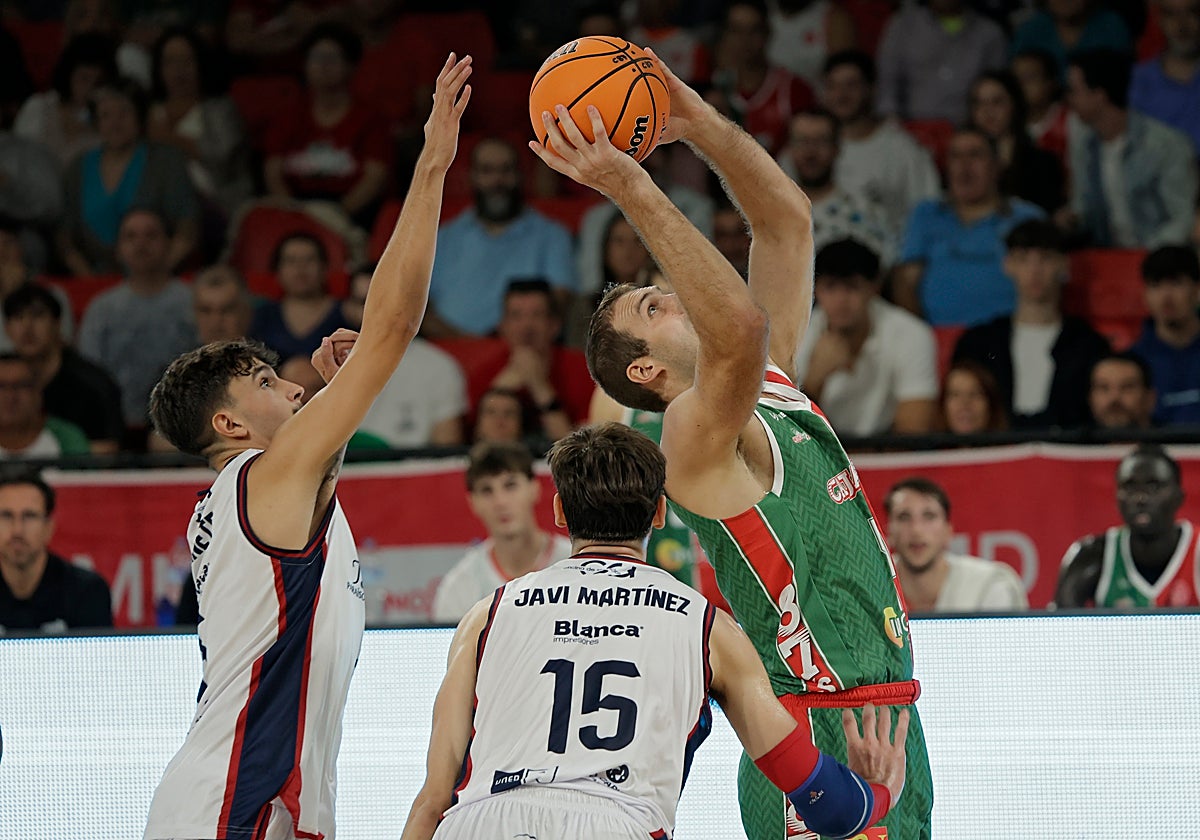 Jankovic, intentando anotar a tablero en el Caja 87 - Jaén Paraíso Interior de la Copa de España