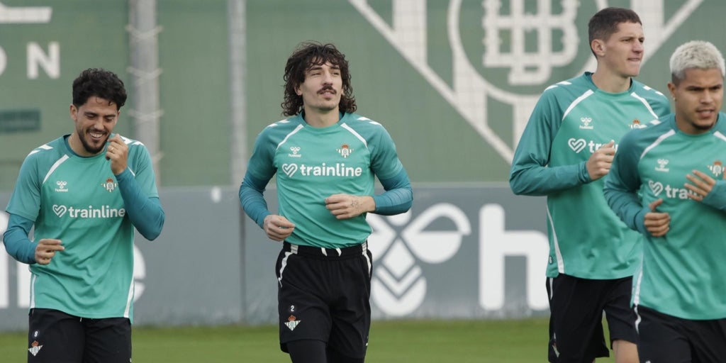 Bellerín, novedad en el entrenamiento del Betis