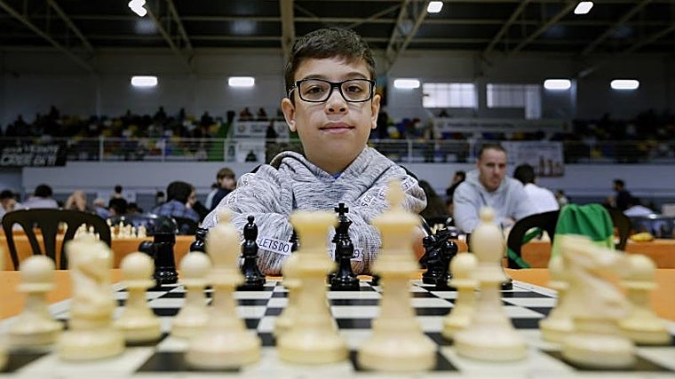 Faustino em frente ao tabuleiro de xadrez