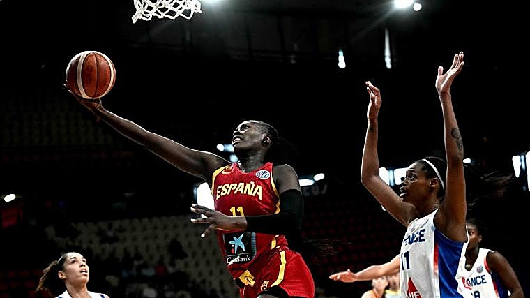 Ava Pham acerta a cesta durante jogo na Espanha