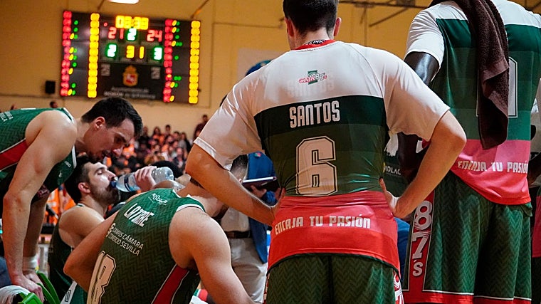 Los jugadores del Caja 87, en un tiempo muerto en el pabellón Alameda