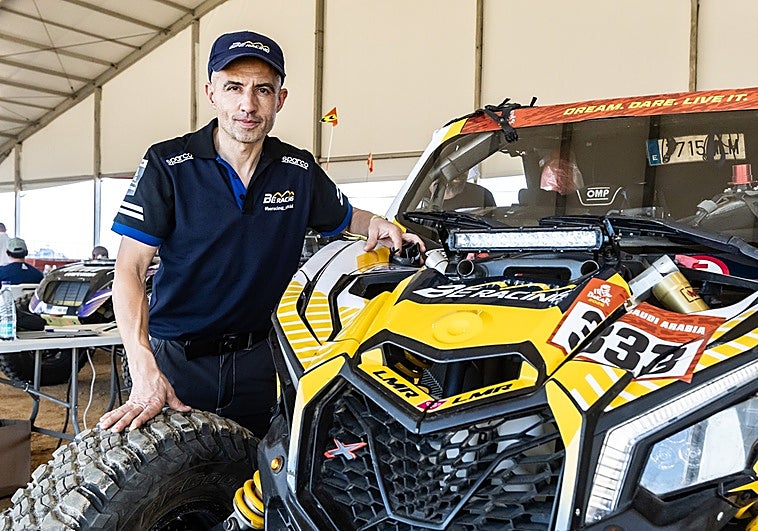 Joan Font, un 'mochilero' en el desierto: «Yo no puedo pagar los 350.000 euros que vale correr el Dakar»