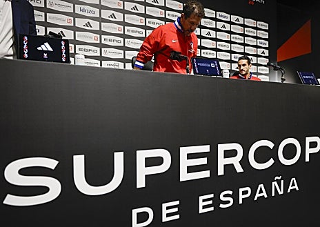 Imagen secundaria 1 - El Atlético, conjurándose en el entrenamiento. Rueda de prensa de Simeone y Koke. Xabi Alonso, en la suya. 