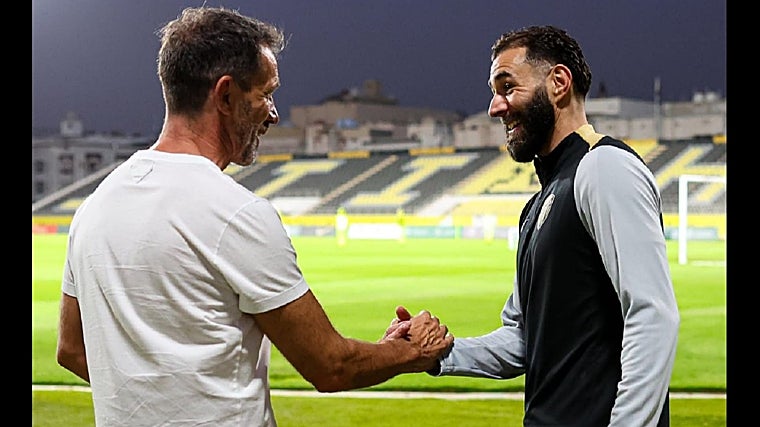 Benzema y Planes, saludándose antes de un entrenamiento
