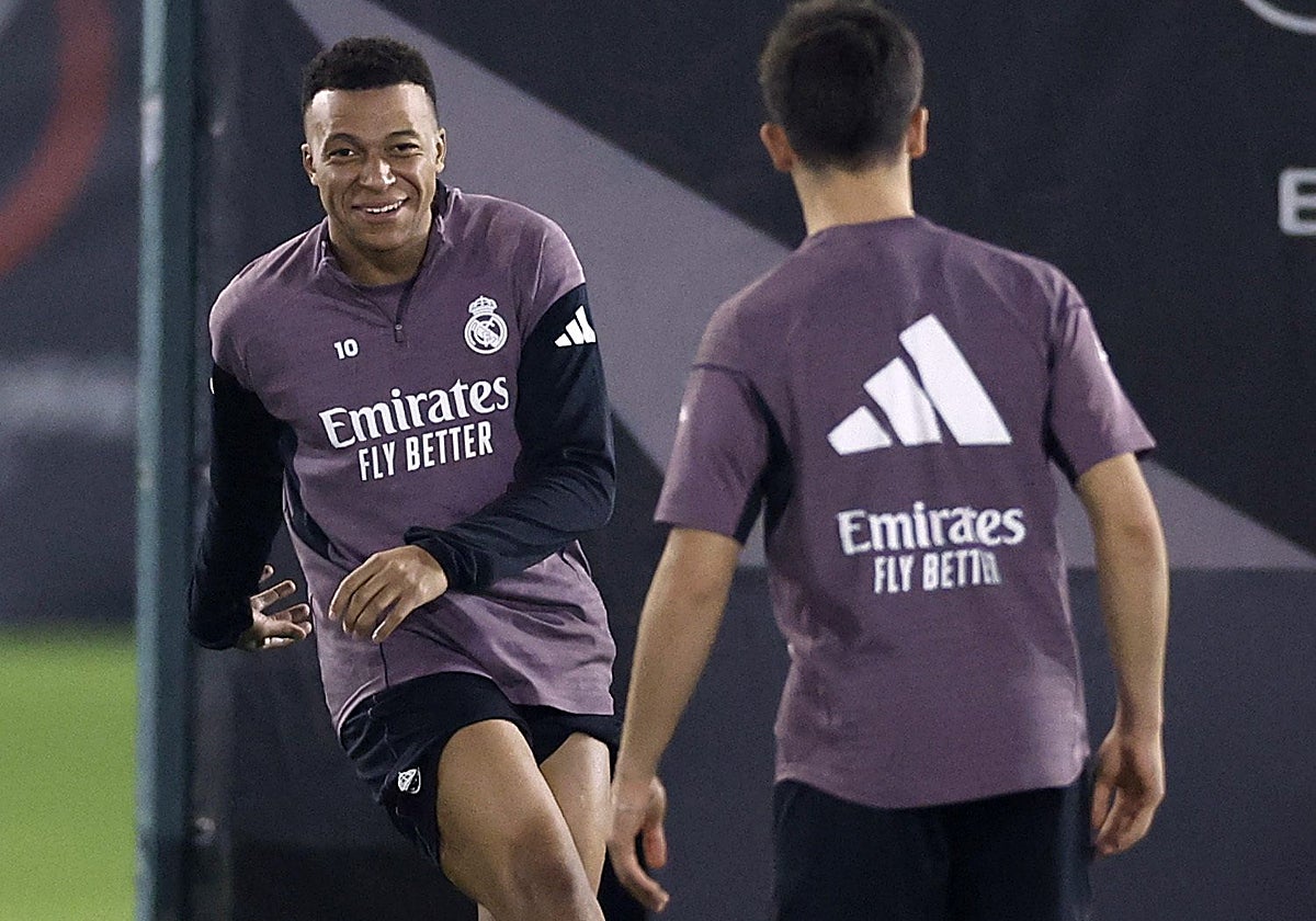 Mbappé, entrenando con sus compañeros en Yeda