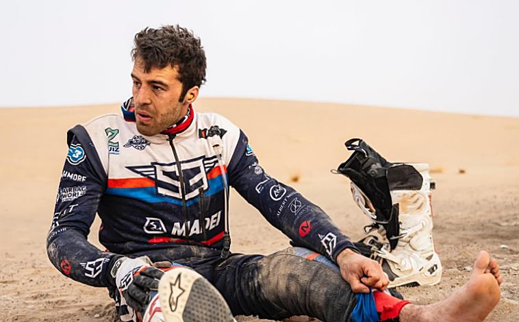Imagen principal - Una escalofriante caída deja a Arnau Lledó sin Dakar