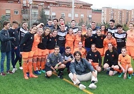 Foto de grupo tras el partido entre el Mambo CF y una selección femenina juvenil de Madrid