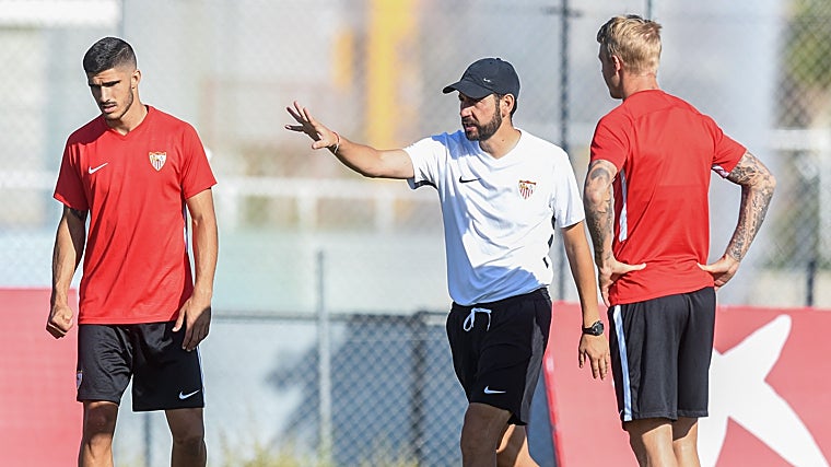 Machín, directing a Sevilla FC training session in 2018