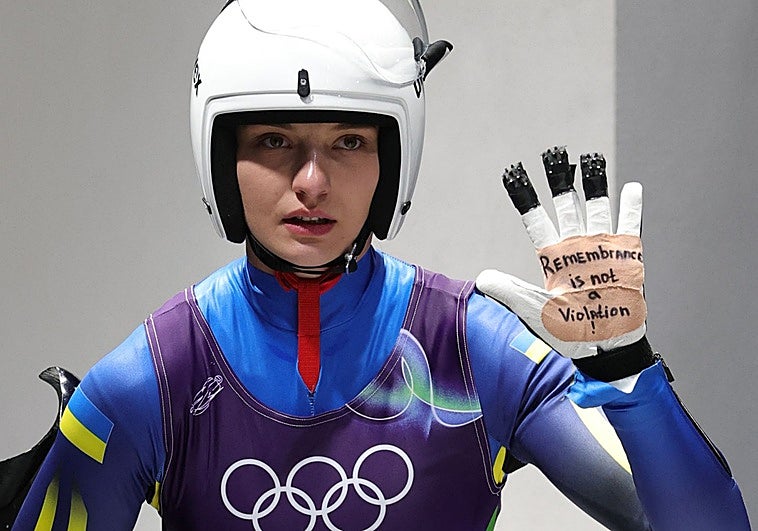 A vueltas con el casco prohibido que homenajea a caídos en la guerra de Ucrania