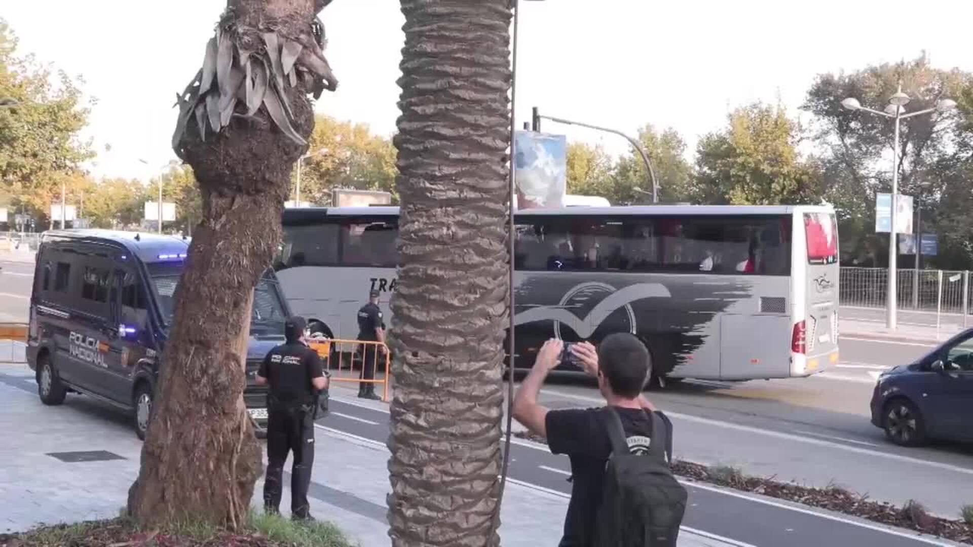 Colectivos de apoyo a Palestina protestan ante el Roig Arena