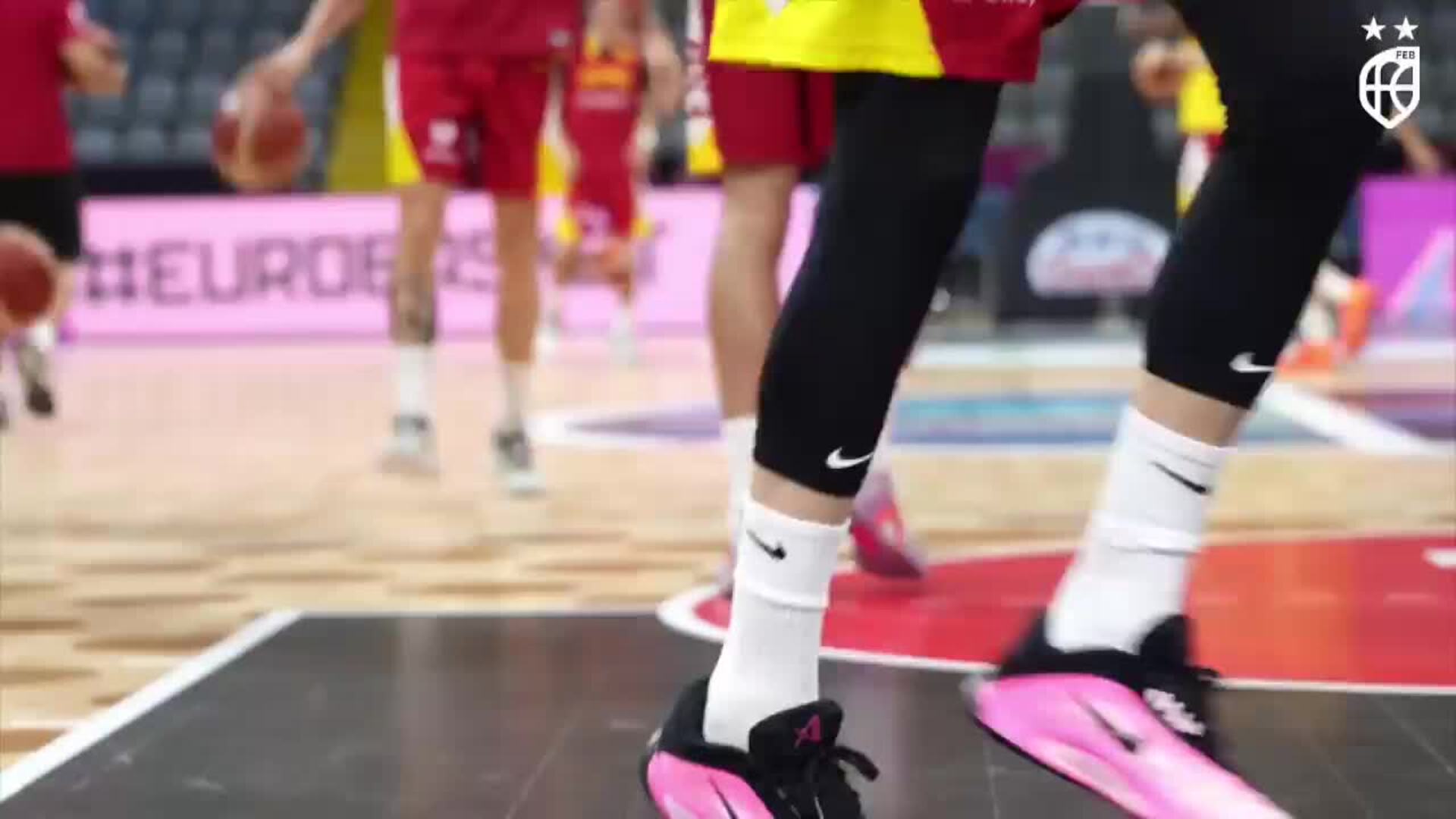 Chus Mateo dirige su primer entrenamiento al frente de la selección española