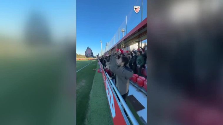 La afición apoya al Athletic al inicio del entrenamiento a puerta cerrada