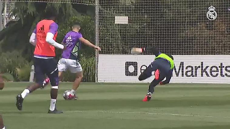 Último entrenamiento del Madrid antes de viajar a Mánchester
