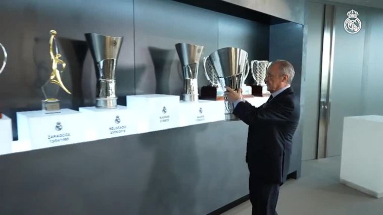 Florentino Pérez coloca el trofeo de la Euroliga de Kaunas junto a las demás Copas de Europa