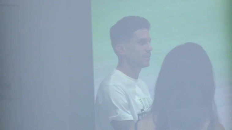 Bartra y Riad aparecen en el Villamarín vestidos con camisetas del Betis