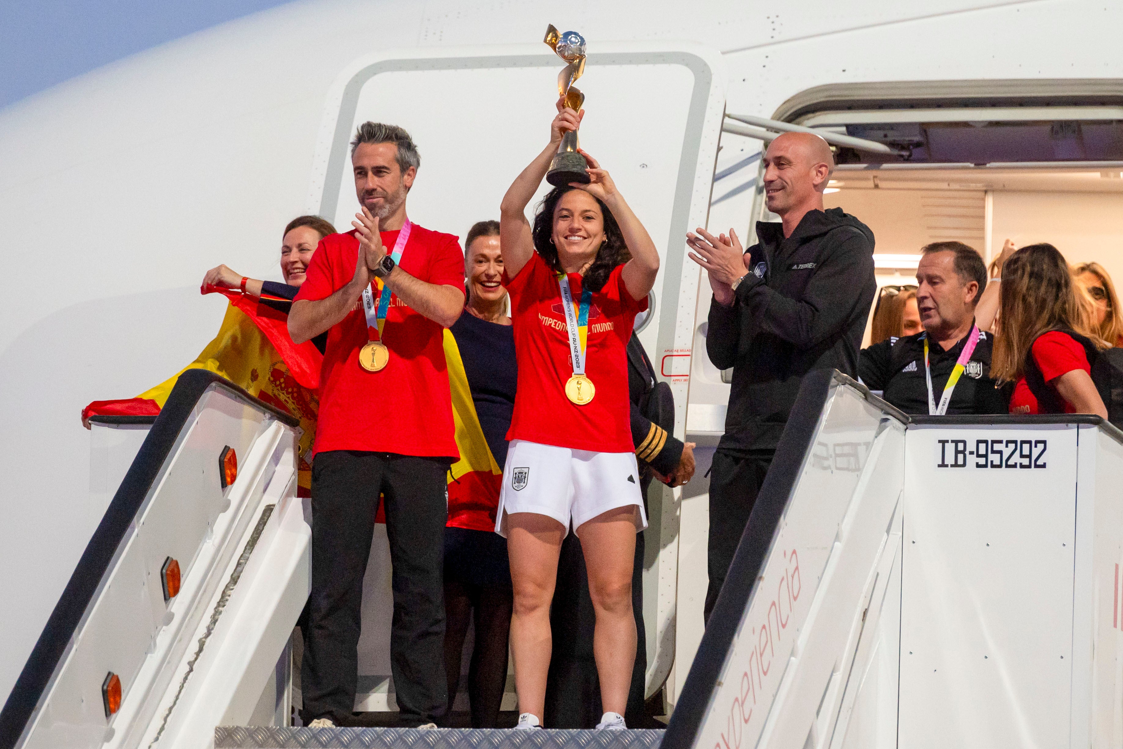 Las jugadoras en el aeropuerto de Barajas a su llegada a España