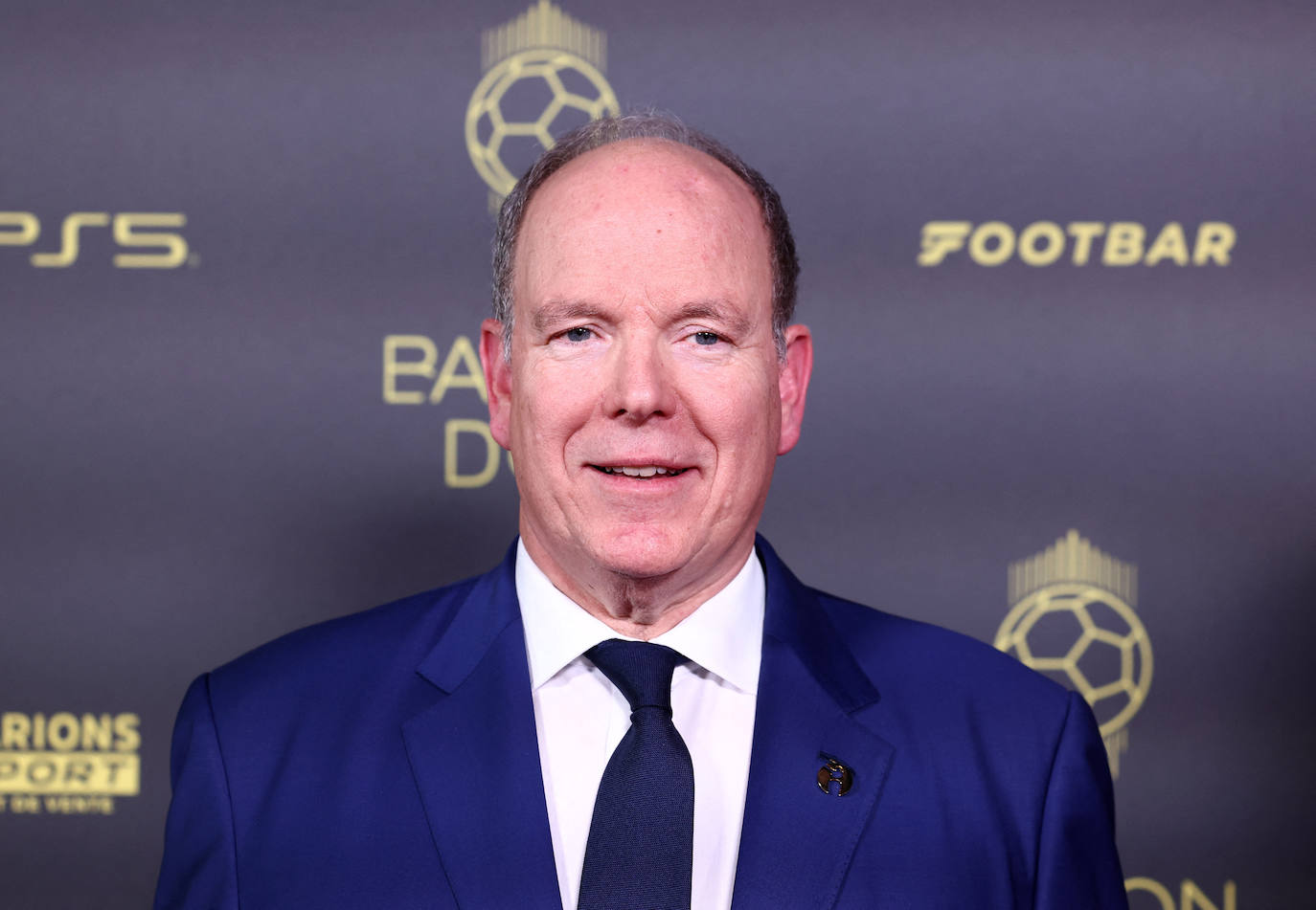 Alberto de Mónaco posa en la previa a la gala del Balón de Oro 2023.