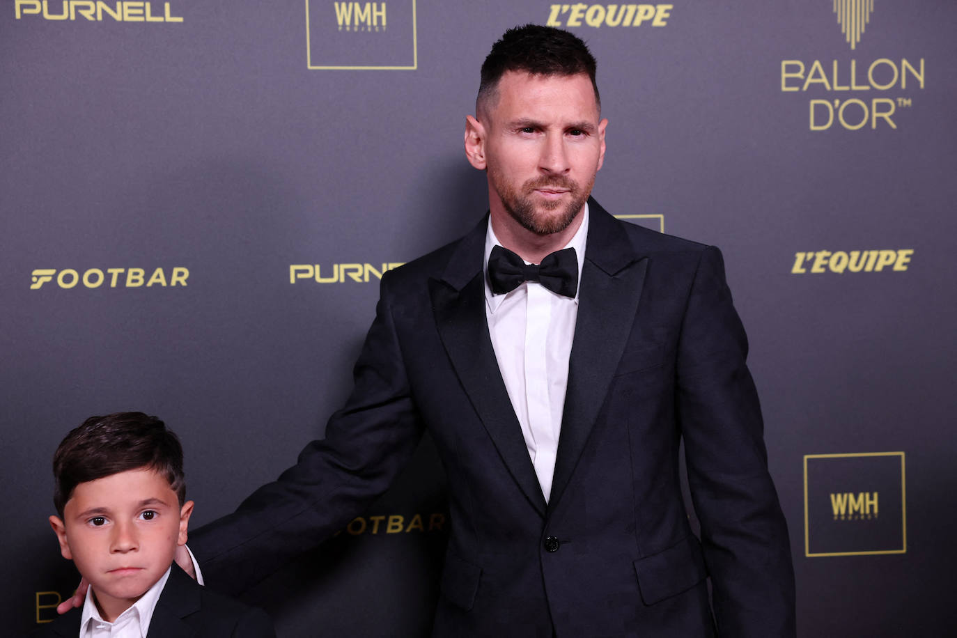 El futbolista Leo Messi junto a uno de sus hijos en la gala del Balón de Oro 2023.