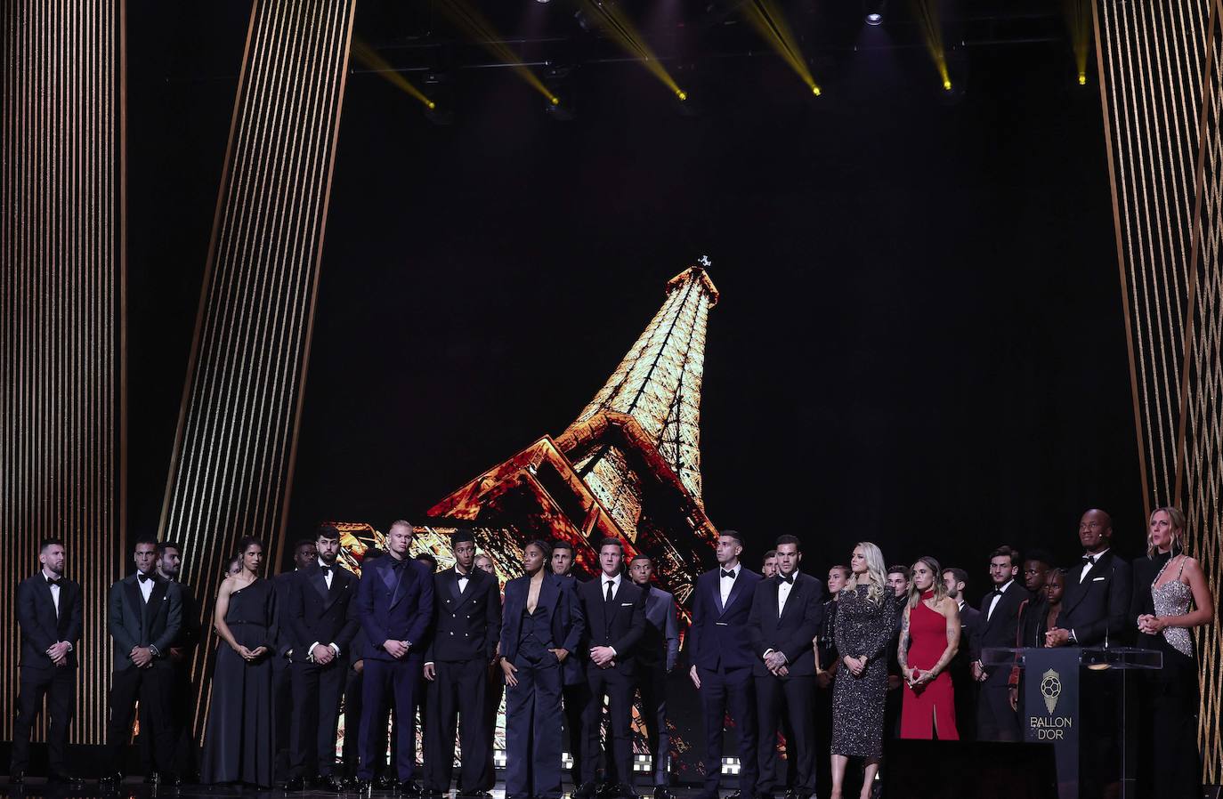 Los nominados en la gala del Balón de Oro 2023 posan junto a los presentadores.