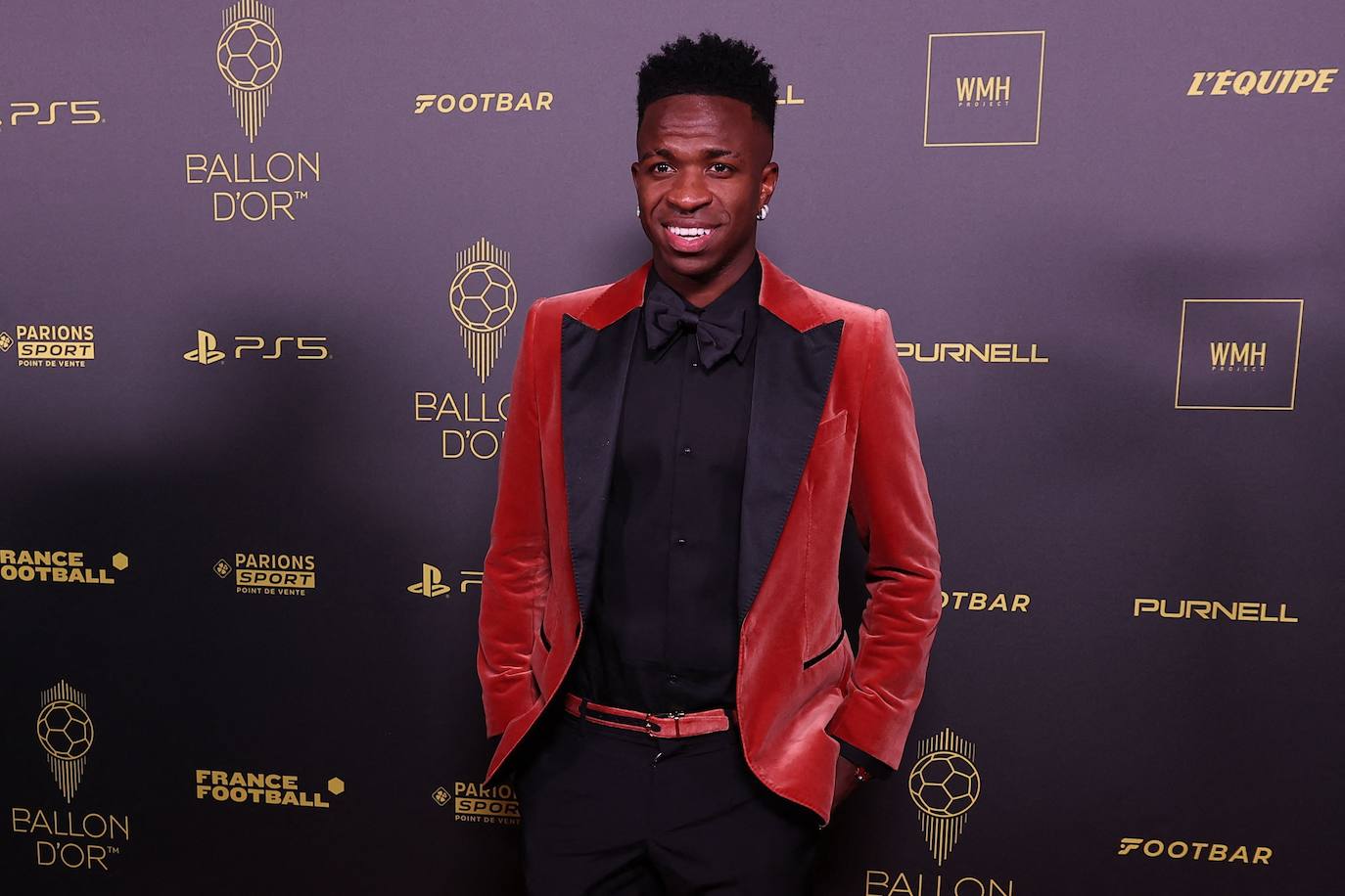 El jugador del Real Madrid Vinicius Junior a su llegada a la gala del Balón de Oro 2023.