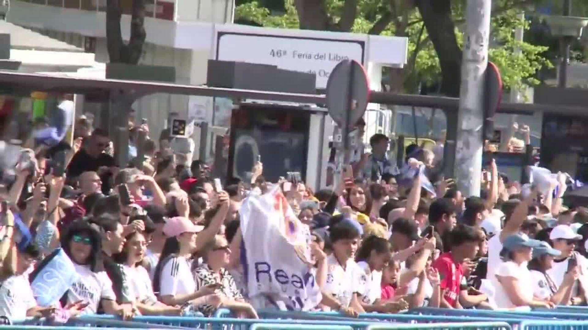 La Cibeles, plagada de madridistas, espera al campeón