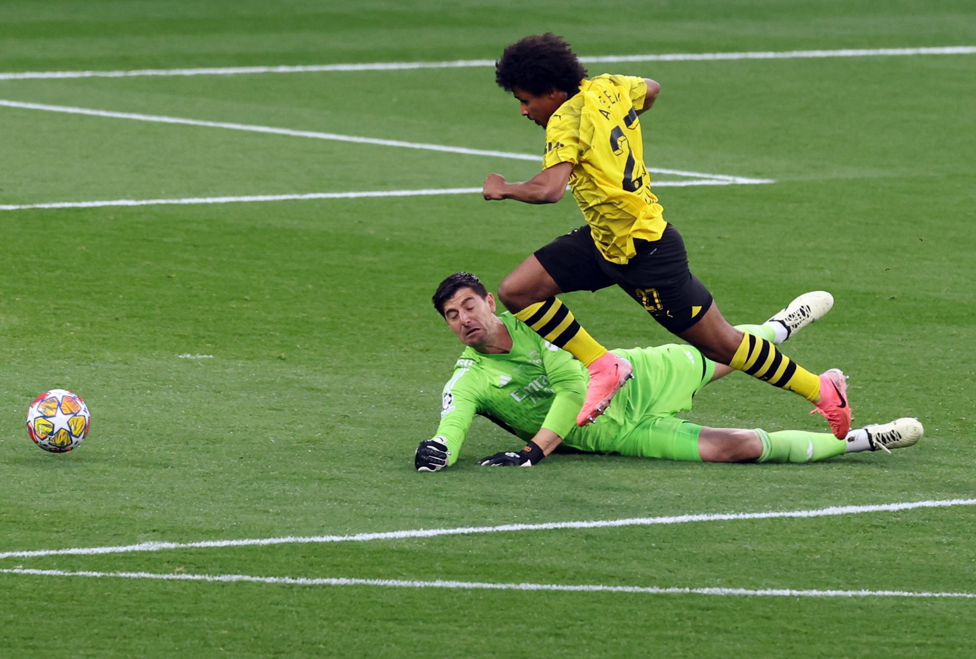 Adeyemi regatea a Courtois en la jugada más peligrosa de la primera mitad.