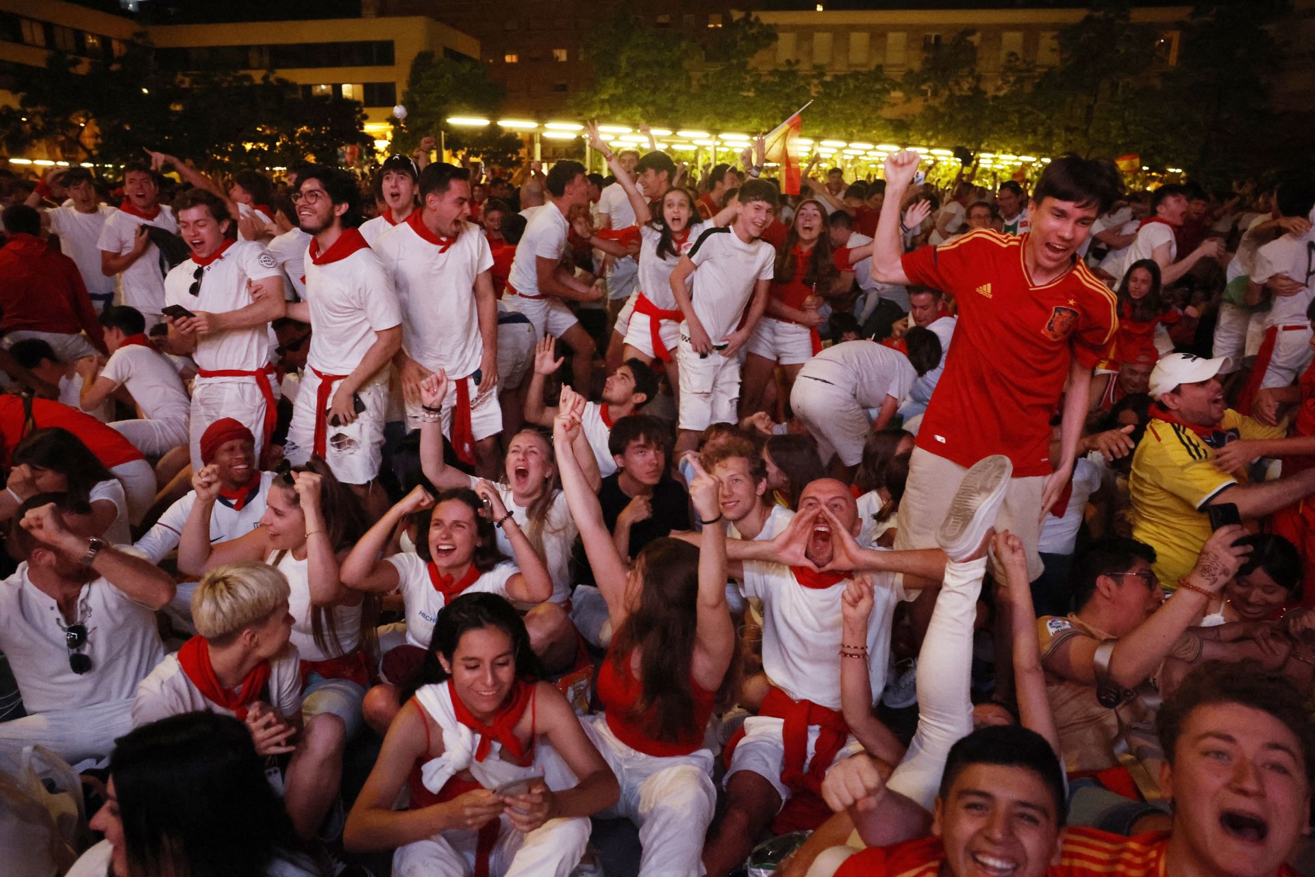Después de terminar con los Sanfermines, la fiesta continuaba en Pamplona con el resultado final del partido