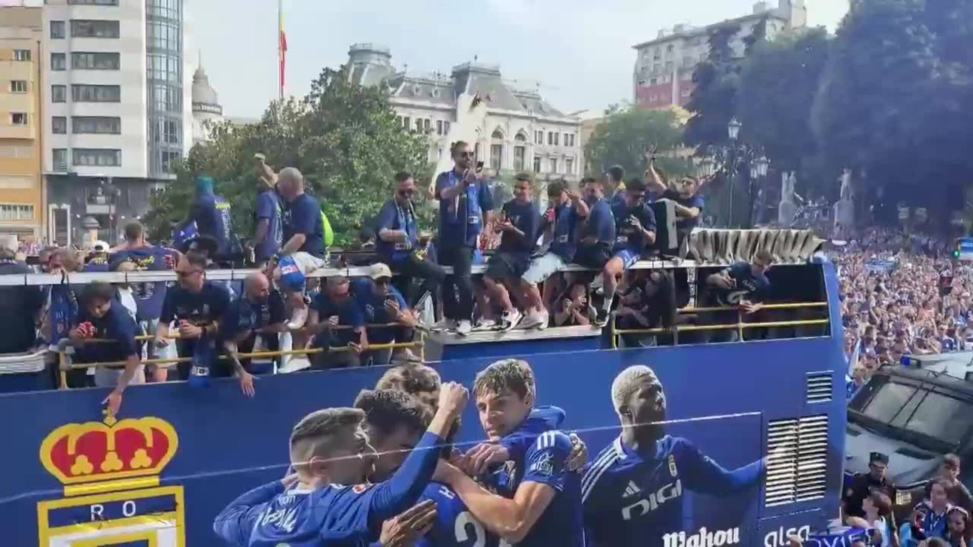 La rúa del ascenso del Real Oviedo congrega a miles de personas en la calle