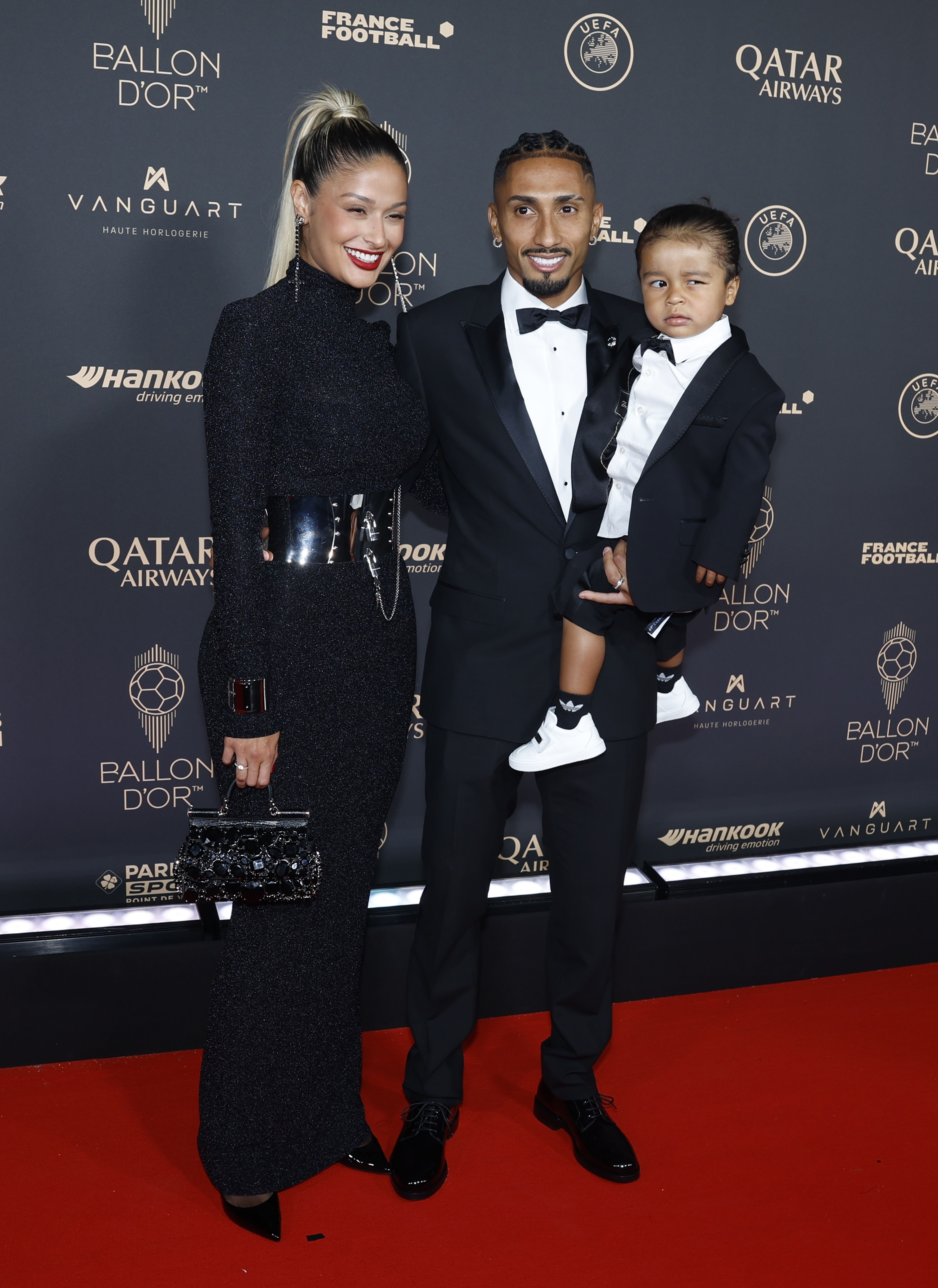 El futbolista del FC Barcelona Rapinha, junto a su familia.