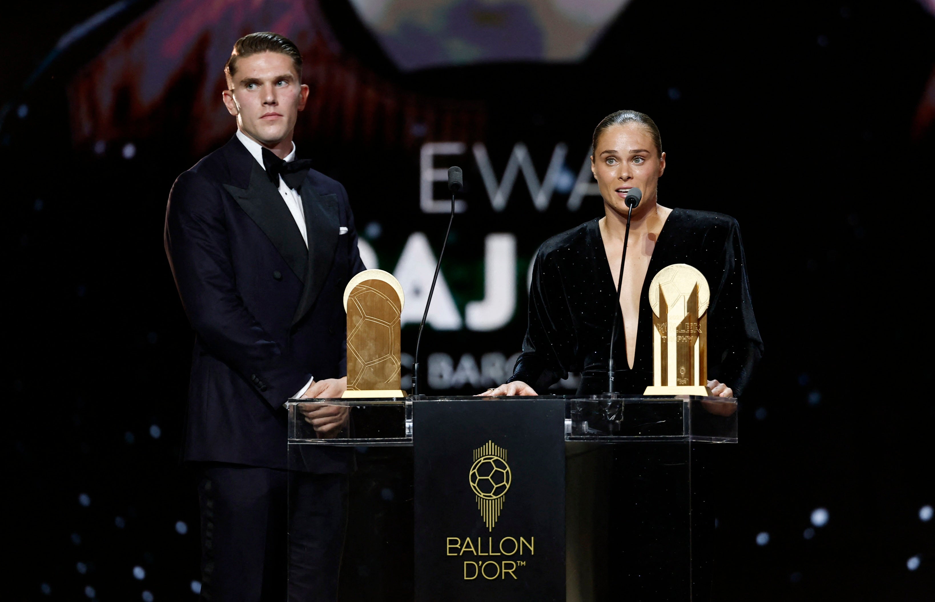 Los delanteros Viktor Gyokeres and Ewa Pajor recogen el Trofeo Gerd Muller 