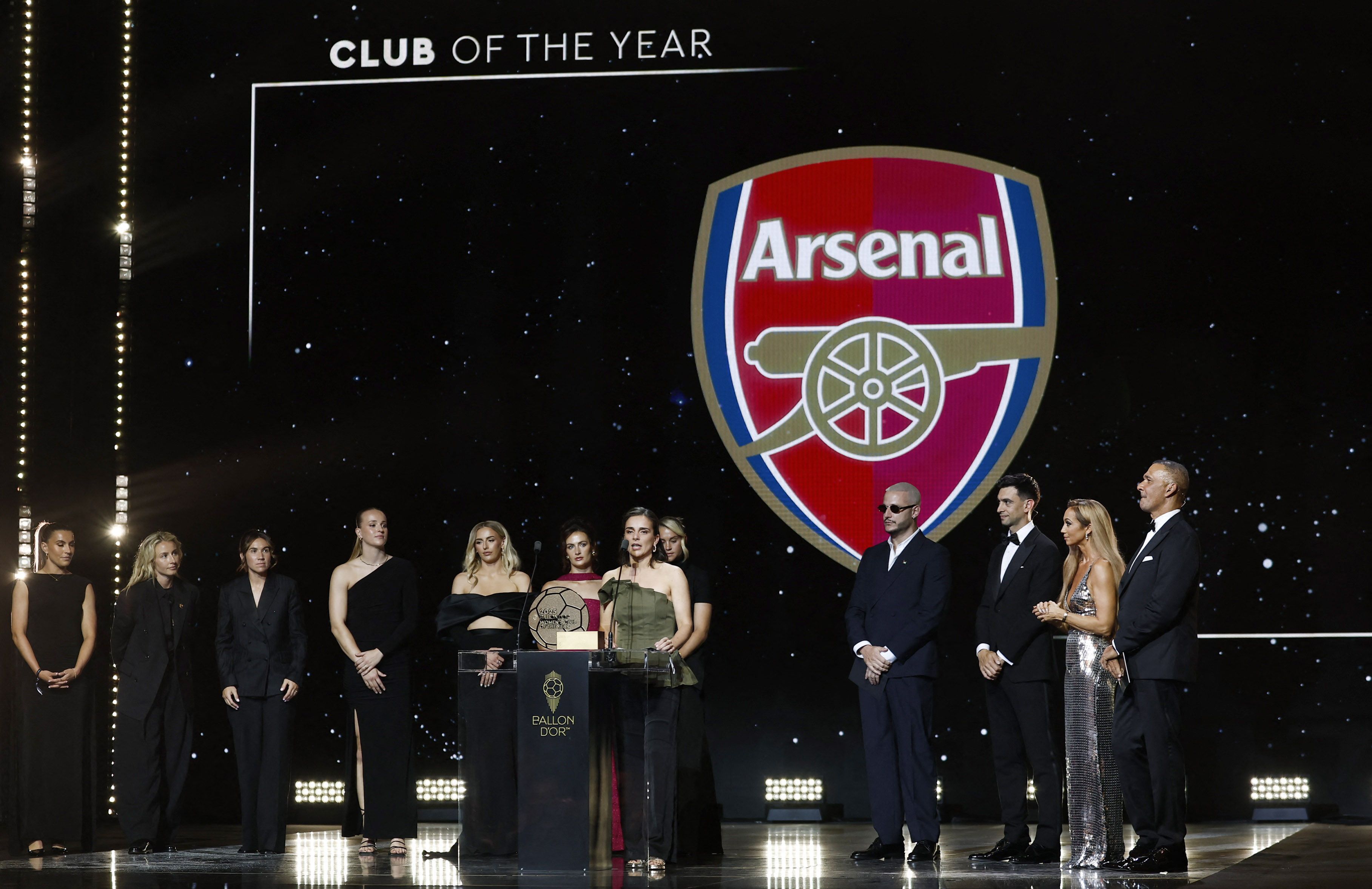 Las futbolistas del Arsenal y su entrenadora reciben el premio como mejor club del año. 