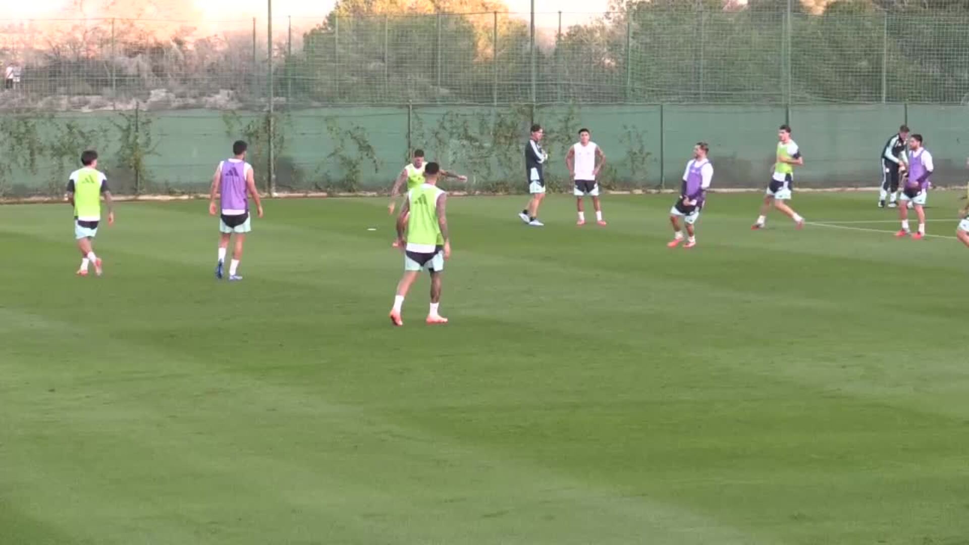 Un millar de aficionados arropan desde la distancia a la selección argentina en Algorfa