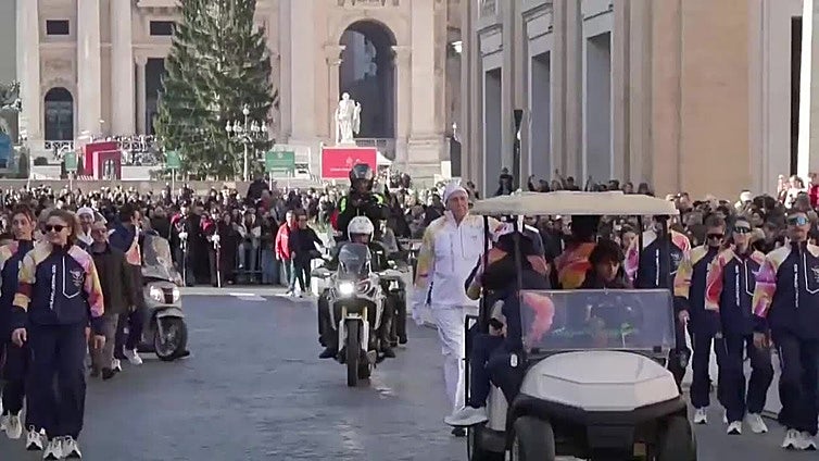 La antorcha olímpica recorre los alrededores de la Plaza de San Pedro en el inicio de su viaje por Italia