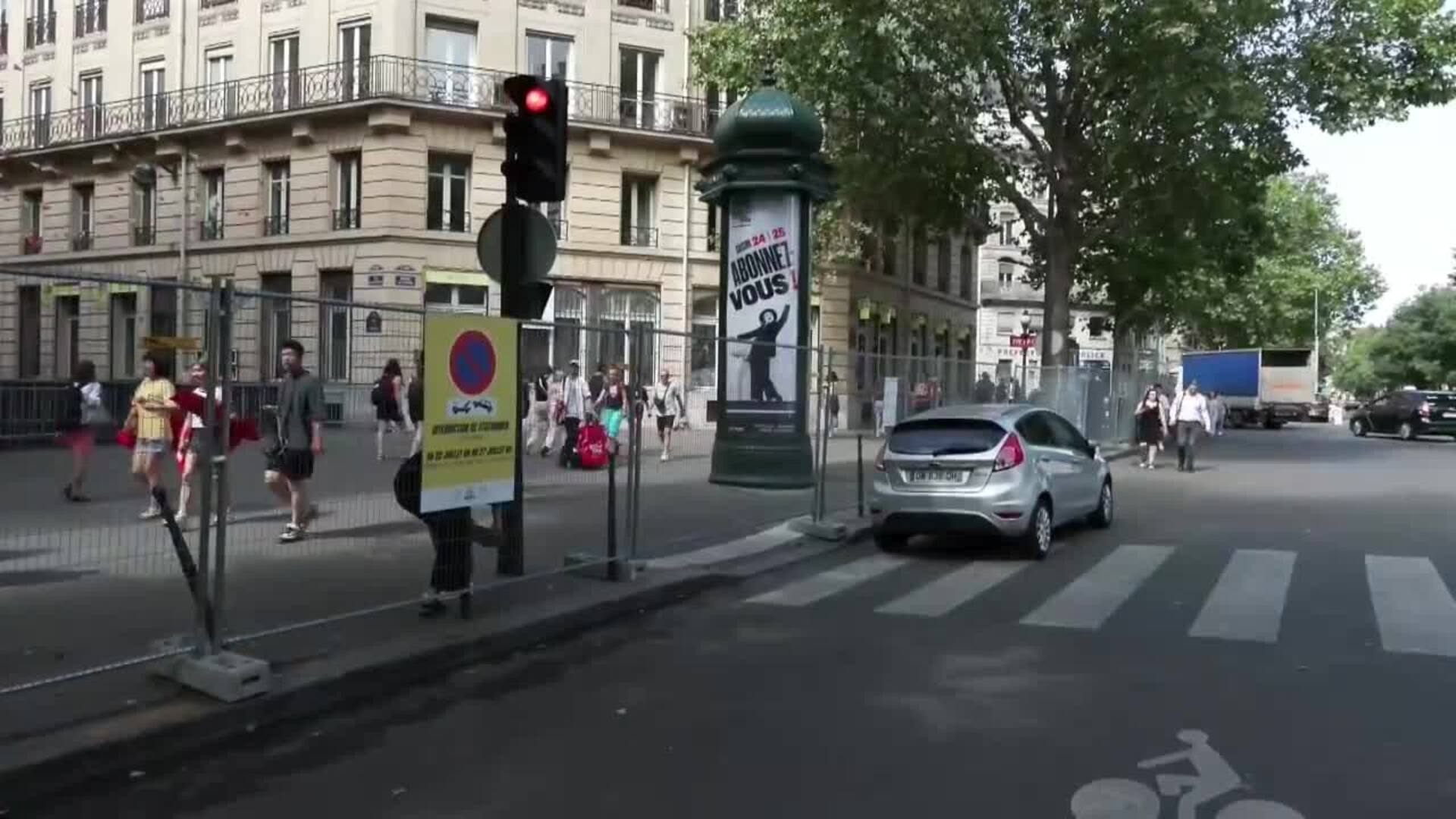 Limitan el paso a zonas emblemáticas de París debido a los Juegos creando confusión a los transeúntes