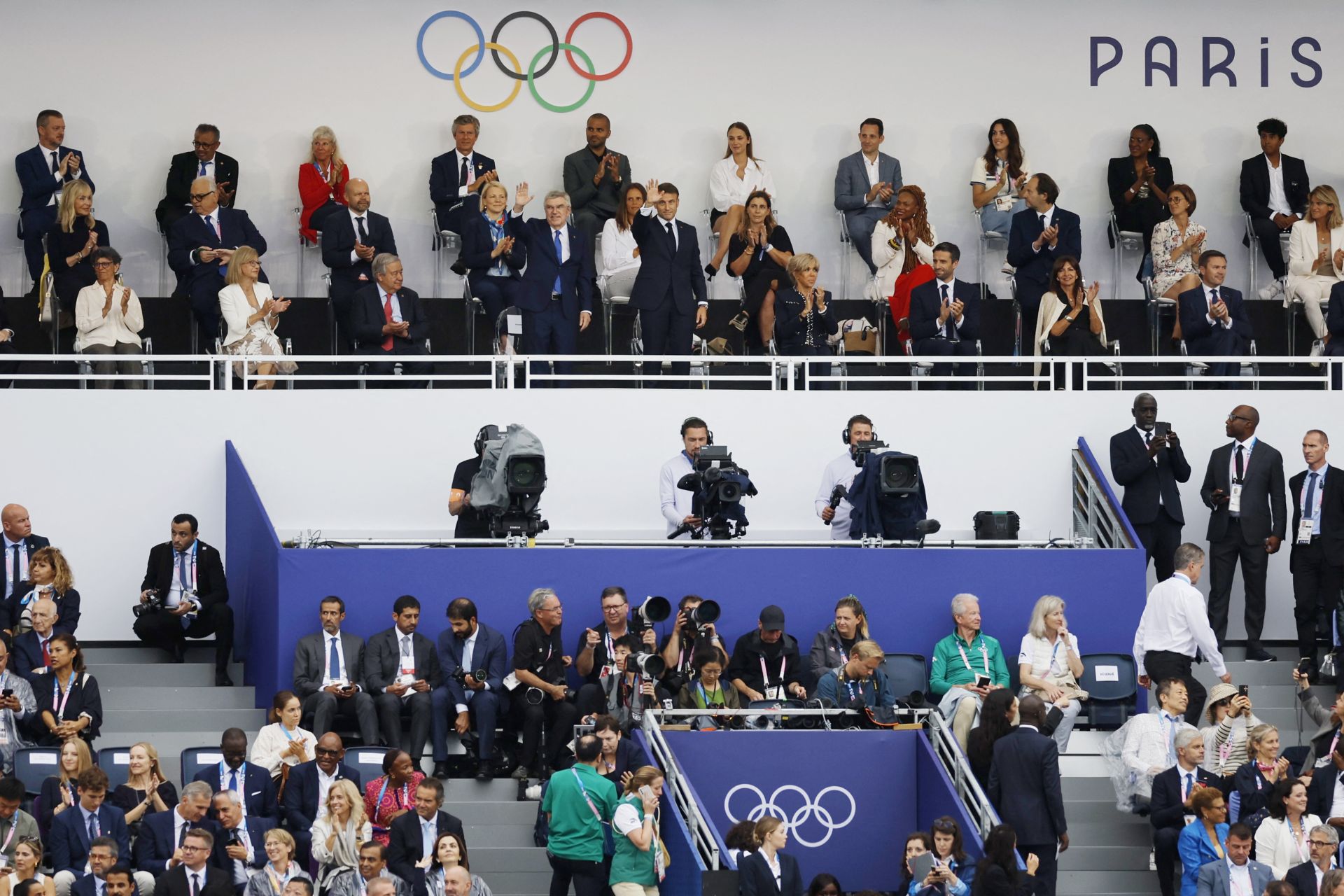 Autoridades presiden la ceremonia sobre las aguas del Sena