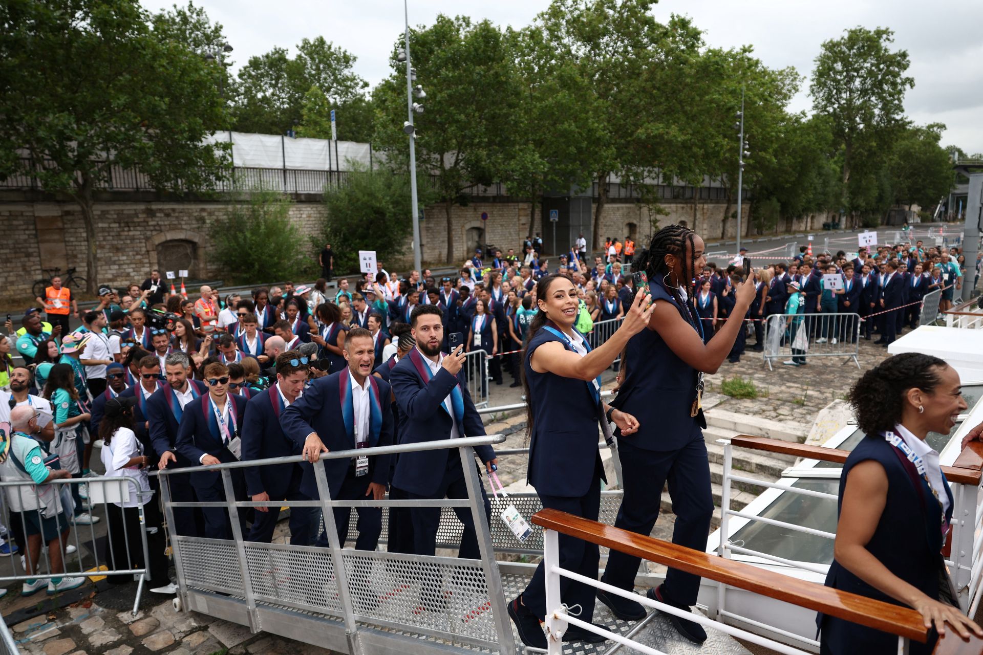 La delegación francesa suben al barco