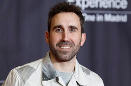 Quién es Aitor Albizua, presentador de 'La familia de la tele': su novio Mikel, su trayectoria y su salto a TVE