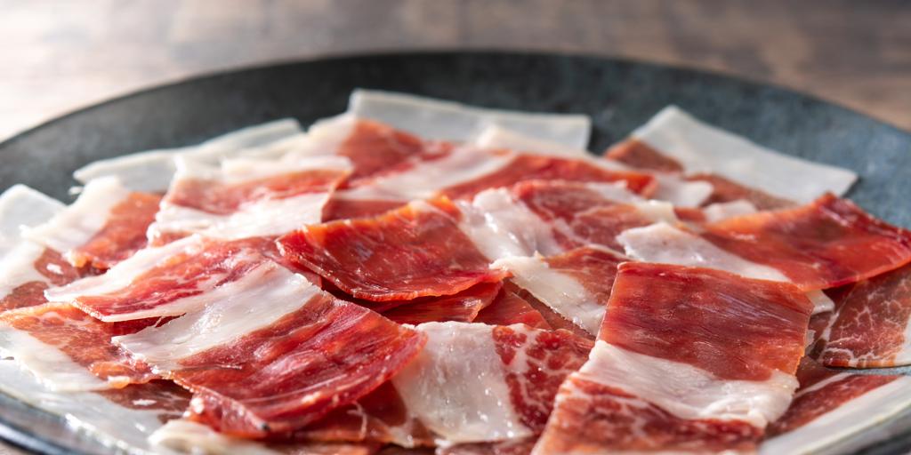 ¿Es bueno comerse la parte blanca del jamón serrano? Un experto gastronómico dicta sentencia