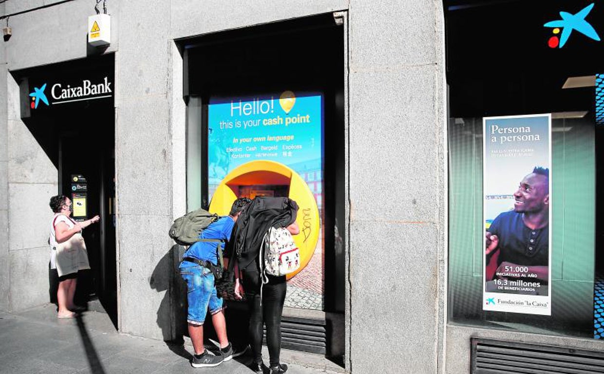 Una oficina bancaria de Caixabank, la mayor entidad en España por volumen de activos